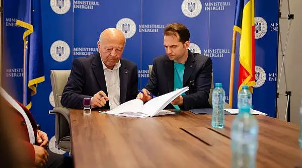 sebastian-burduja-ministrul-energiei-a-semnat-contracte-de-peste-28-de-milioane-de-lei-pentru-instalarea-de-panouri-fotovoltaice.webp