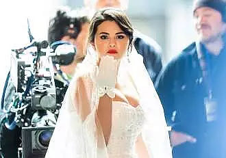 Selena Gomez, in rochie de mireasa! Vedeta s-a afisat la bratul unul celebru actor / FOTO