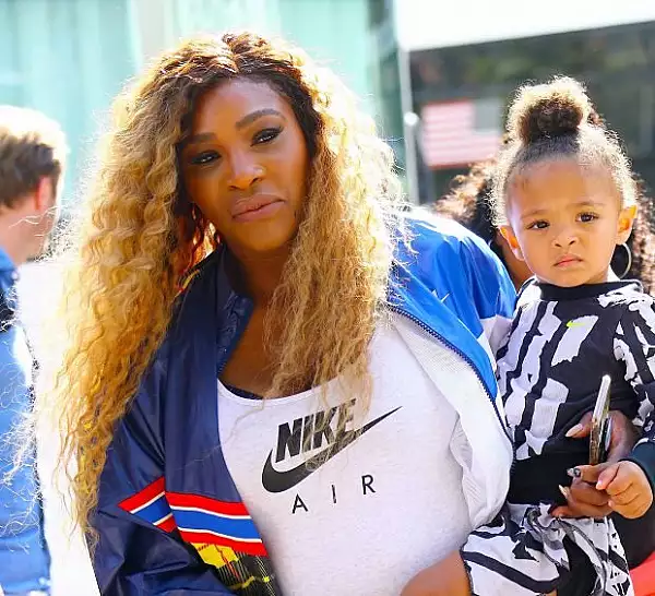 Serena Williams si-a dat fiica de 3 ani la tenis. ,,Antrenorul ei habar nu are ca sunt mama ei"
