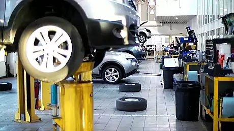 Service-urile Dacia-Renault reziliaza contractele cu Asirom