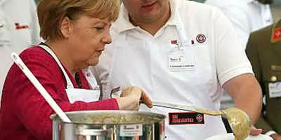 Sfarsitul erei Merkel: ,,Mutti" este cu adevarat
pregatita sa lase politica pentru prajituri cu prune si supa de cartofi