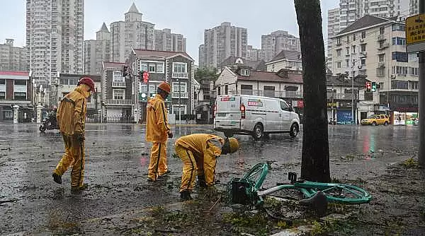 Shanghai a fost lovit de cel mai puternic taifun din ultimii 75 de ani. A fost emisa alerta rosie, mii de oameni au fost evacuati