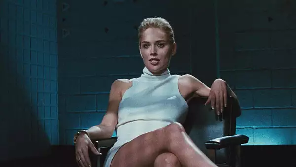 Sharon Stone a recreat legendara scena "picior peste picior" din Basic Instinct. La 66 de ani, actrita a impresionat din nou - FOTO