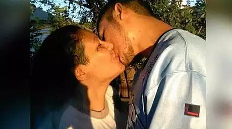 Si-a abandonat fiul la 16 ani si l-a intalnit apoi pe Facebook. Ce a urmat: Ne-am sarutat si...