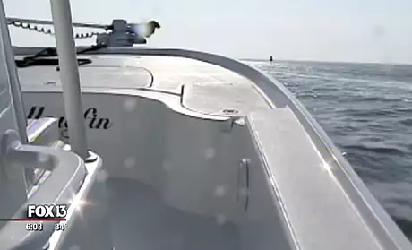 Si-a facut o poza in barca, pe mare. Cand a vazut ce era in spatele ei, a inghetat!