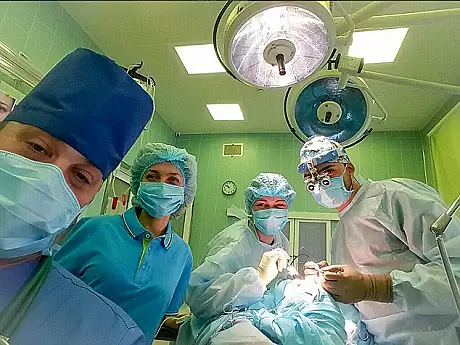 Si-a facut selfie cu pacientele goale, pe masa de operatii, si le-a postat pe Facebook. Ce a urmat