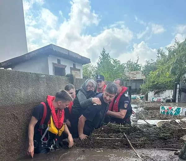 Si eroii au nevoie de ajutor. Solidaritate pentru George, pompierul care a evacuat victimele surprinse de viitura, in timp ce casa lui era distrusa 