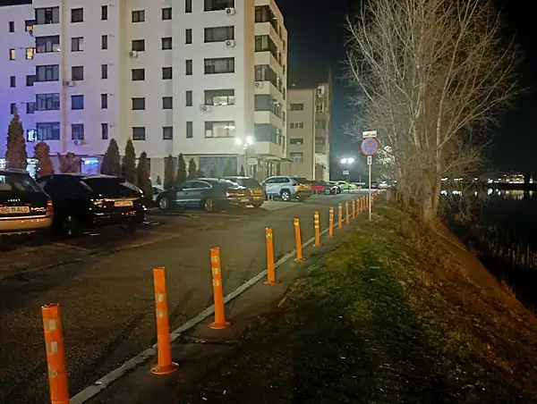 Situatie bizara in Bacau. Un trotuar intr-o stare avansata de degradare a fost blocat complet cu popice