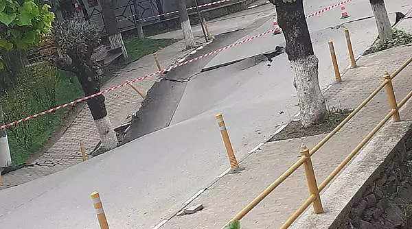 Situatie critica in Slanic Prahova: o strada s-a surpat pe o suprafata mare. ISU intervine chiar acum! Se ia in calcul evacuarea oamenilor