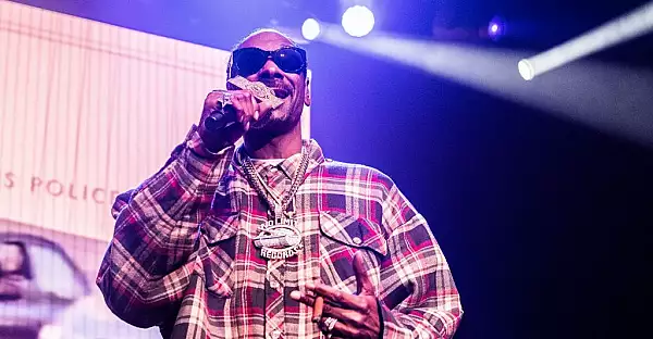 Snoop Dogg, show total inainte de Mike Tyson - Roy Jones Junior. Ce ,,nebunie" a facut rapperul. Video