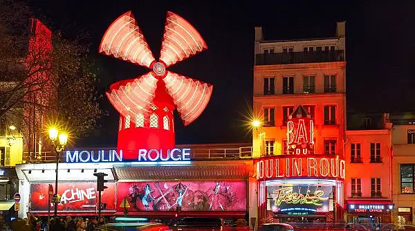 Soc la Paris: A cazut morisca de vant care decora cabaretul Moulin Rouge 