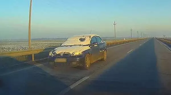 Sofer kamikaze surprins circuland cu parbrizul acoperit de zapada, pe un drum national din Romania