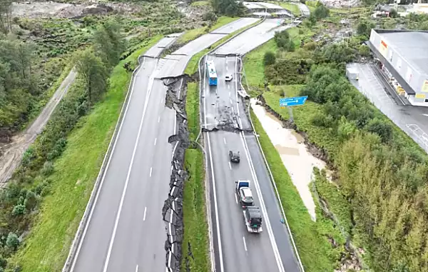 Sofer roman de TIR, prins in alunecarea de teren care a surpat o autostrada in Suedia: ,,Am vazut cum se crapa drumul"