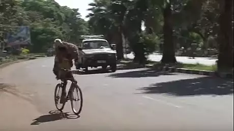 Soferii, inmarmuriti. Ce duce in spate acest biciclist, in plina strada
