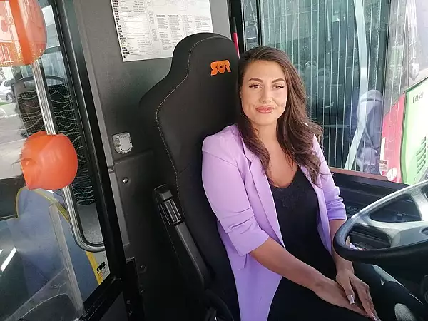 Soferita care a dat camionul pe autobuz si atrage toate privirile. ,,Pentru mine nu este un loc de munca, este o pasiune"