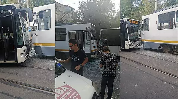 Soferul unui autobuz a intrat in plin intr-un tramvai, in Bucuresti. Geamuri sparte si zeci de calatori panicati