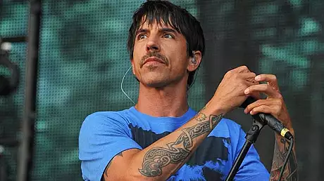 Solistul Red Hot Chili Peppers, nud in cel mai recent videoclip al formatiei