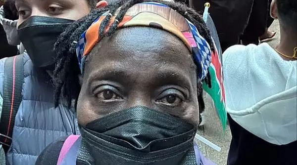 sora-lui-barack-obama-printre-protestatarii-din-nairobi-in-care-politia-a-tras-cu-gaze-lacrimogene-nici-macar-nu-mai-vad.webp