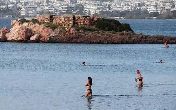 Spaniolii ingheata de frig, iar grecii fac plaja. Climatolog: Fenomenele extreme vor continua in urmatoarele zile si luni VIDEO