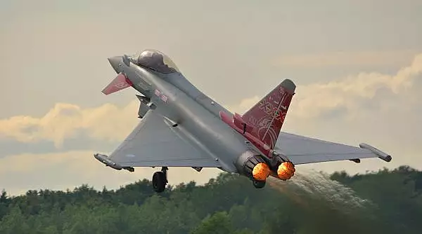 spectaculoasele-aeronave-eurofighter-typhoon-cu-piloti-ai-fortelor-aeriene-regale-britanice-deasupra-constantei.webp