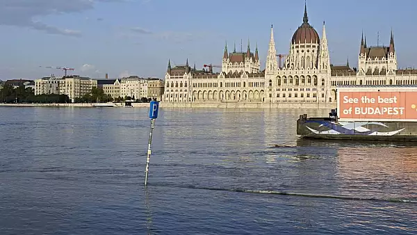 Stare de urgenta in capitala Ungariei din cauza Dunarii. Imagini dezolante din Budapesta, zona de promenada din fata Parlamentului nu mai exista! Viitura vine s