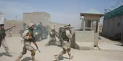 Statele Unite continua sa se retraga din Afganistan, in ciuda ofensivei talibanilor