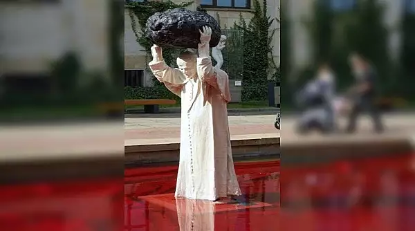 Statuie controversata cu fostul papa Ioan Paul al II-lea: "titanul" care a prins meteoritul