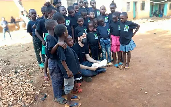 Stefan
Mandachi vrea sa construiasca o scoala pentru orfanii din Uganda