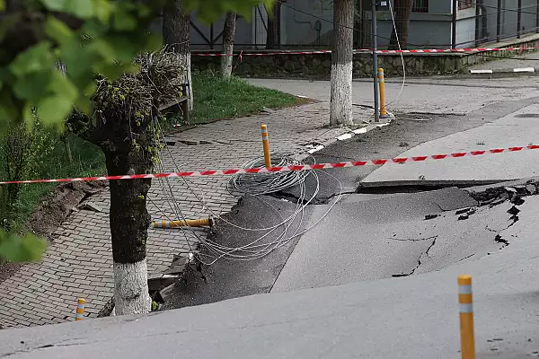 Strada surpata la Slanic, Prahova: Tasarea terenului a stagnat, anunta autoritatile