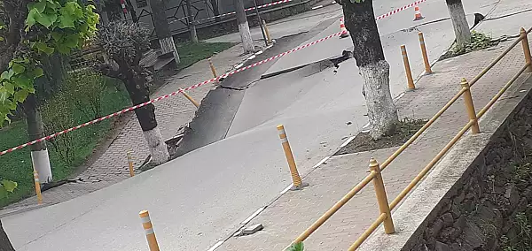 Strada surpata la Slanic: Terenul s-a tasat cu inca 20 de centimentri / Peste 40 de persoane, evacuate