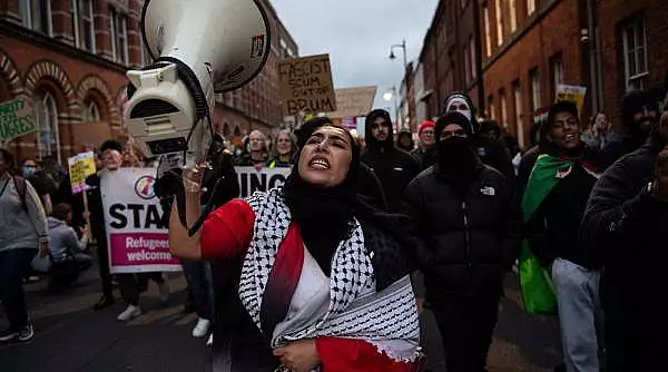 "Suntem mai multi decat voi". Mii de protestatari anti-rasism s-au adunat ca sa blocheze mitingurile extremei drepte din Marea Britanie