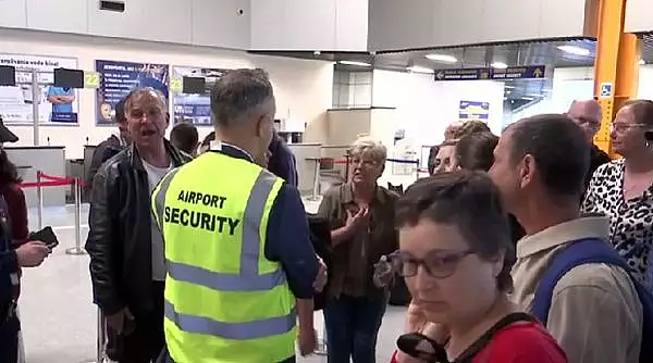 "Suntem tratati mai rau ca animalele!" | Scandal urias pe aeroportul din Cluj-Napoca, dupa ce un avion de Franta a decolat fara mai multi romani, care nu au put