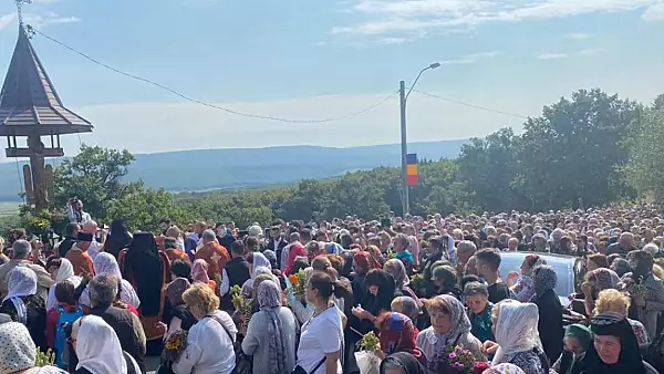 SUTE de credinciosi la Drumul Crucii - Calea Durerii lui Iisus Hristos spre Golgota, refacuta in Moldova