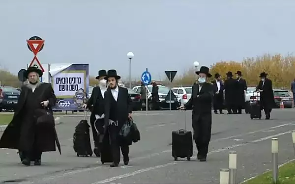 Sute de evrei hasidici au venit in Romania pentru a inagura una dintre cele mai mari sinagogi din Europa de Est