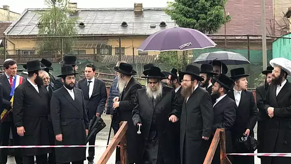Sute de evrei ultrareligiosi, portretizati in serialul "Unorthodox",  au inaugurat  la Sighetul Marmatiei una dintre cele mai mari sinagogi 