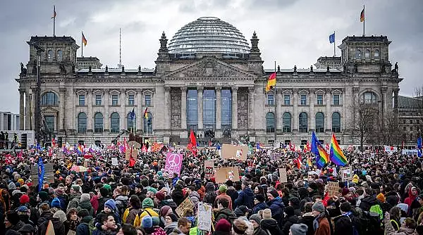 Sute de mii de oameni din Germania au participat la un miting impotriva extremei drepte: "Toti impreuna impotriva fascismului!"