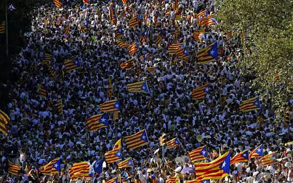 Sute de mii de oameni s-au strans la Barcelona pentru a cere independenta Cataloniei