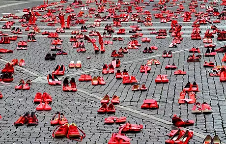 Sute de pantofi rosii au fost insirati, unul langa altul. Semnificatia este de fapt, dureroasa