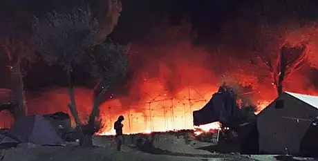 Tabara de refugiati, incendiata in Grecia. Peste 3.000 de migranti au fost evacuati