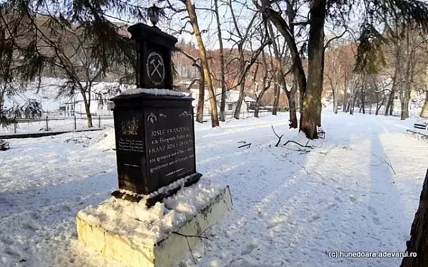 Tainele celui mai frumos monument din Sacaramb, ridicat in secolul al XIX-lea din fonta de la Govajdia