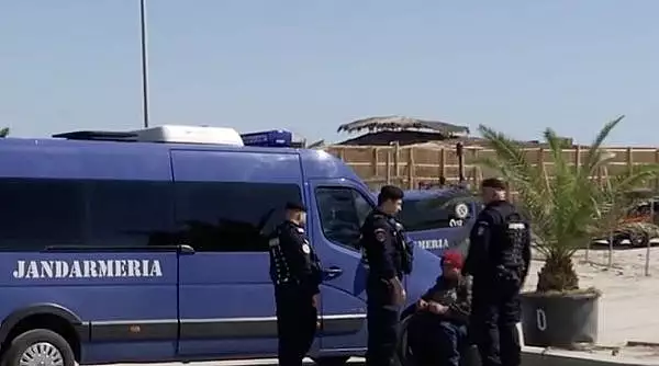 Tanar dezbracat de jandarmi, pentru a fi verificat de droguri, in Mamaia | Politistii fac controale pe litoral