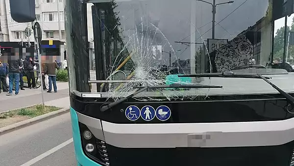  Tanara cu dizabilitati, umilita de un sofer de autobuz, la Craiova. Barbatul i-a inchis usile in nas si a plecat din statie