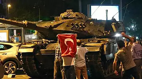 Tancuri de asalt parasesc Istanbulul si Ankara. Ce se intampla
