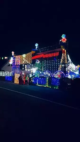 Targul de Craciun dintr-o curte din Alba. Casa impodobita ca-n povesti, cu mii de beculete VIDEO