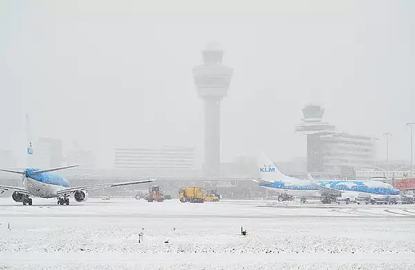 tarile de Jos: 150 de zboruri anulate pe Aeroportul Amsterdam Schiphol din cauza ninsorilor VIDEO