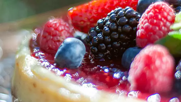 Tarta cu mure, zmeura, afine si menta, desertul bogat in antioxidanti. Este ideal pentru o zi torida de vara