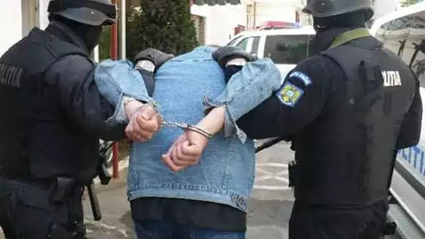 Tatal unei adolescente de 15 ani din Craiova a fost retinut dupa ce si-a batut crunt fiica - Bunica fetei a sunat la politie