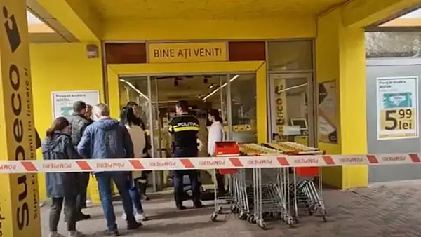 Tavanul unui supermarket din Bucuresti s-a desprins si a cazut in capul unei cliente in varsta de 70 de ani. Femeia, luata cu salvarea - VIDEO
