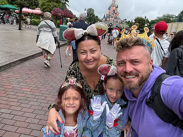 Tavi Clonda, uluit de cati bani a scos din buzunar pentru doua pahare de sampanie la Disneyland: ,,Noroc ca mi le-a umplut"