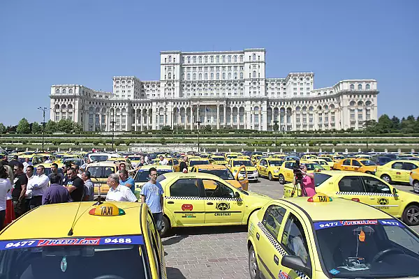 Taximetristii continua luni protestele. 100 de masini se afla in piata Constitutiei